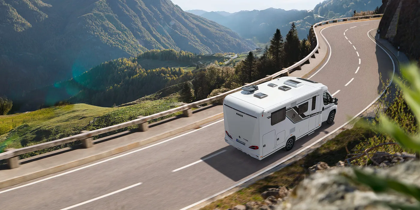 Wohnmobil auf einer Bergstraße
